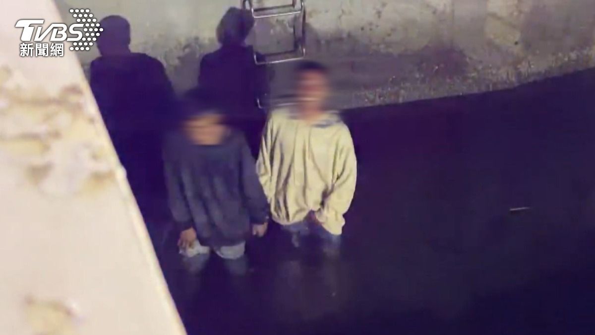 印尼男深夜小便不慎落水 弟跳河救援雙雙受困河裡