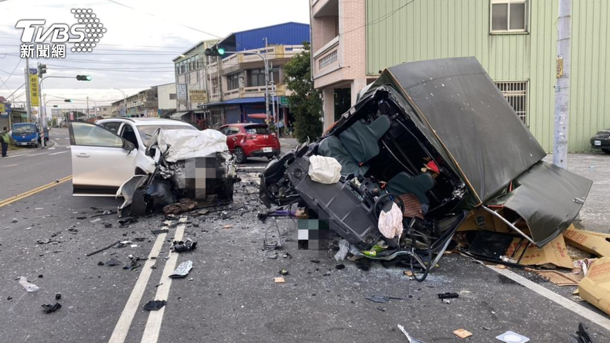 雲林2友擺攤賣麵!遭逆向車撞雙亡 目擊者嘆:比鞭炮還大聲