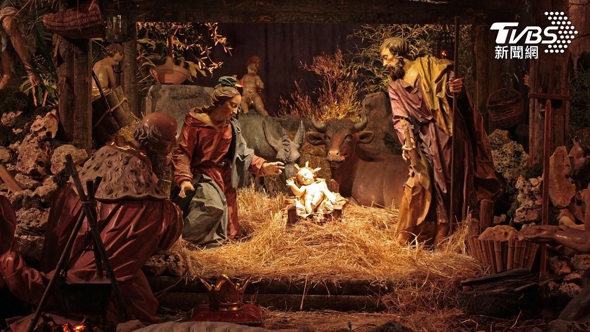 逃犯躲進聖誕佈景「裝雕像」!鷹眼市長秒識破 他辯:這是我家