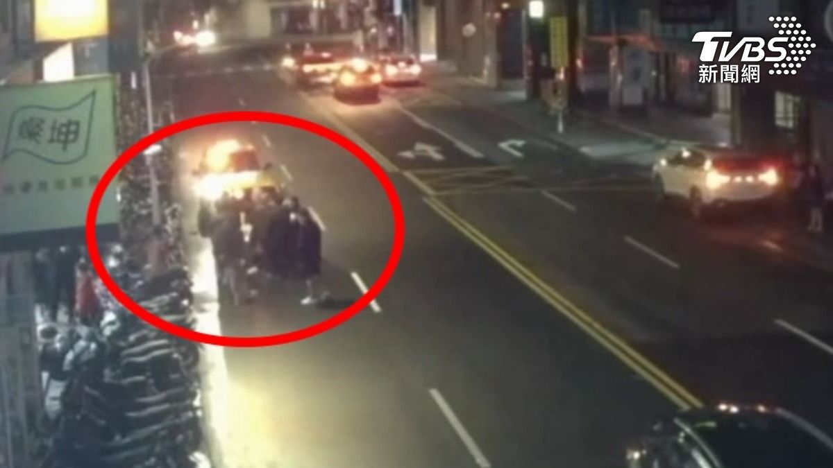 中和KTV爆衝突!他「怒比中指」慘遭圍毆 友人也掛彩