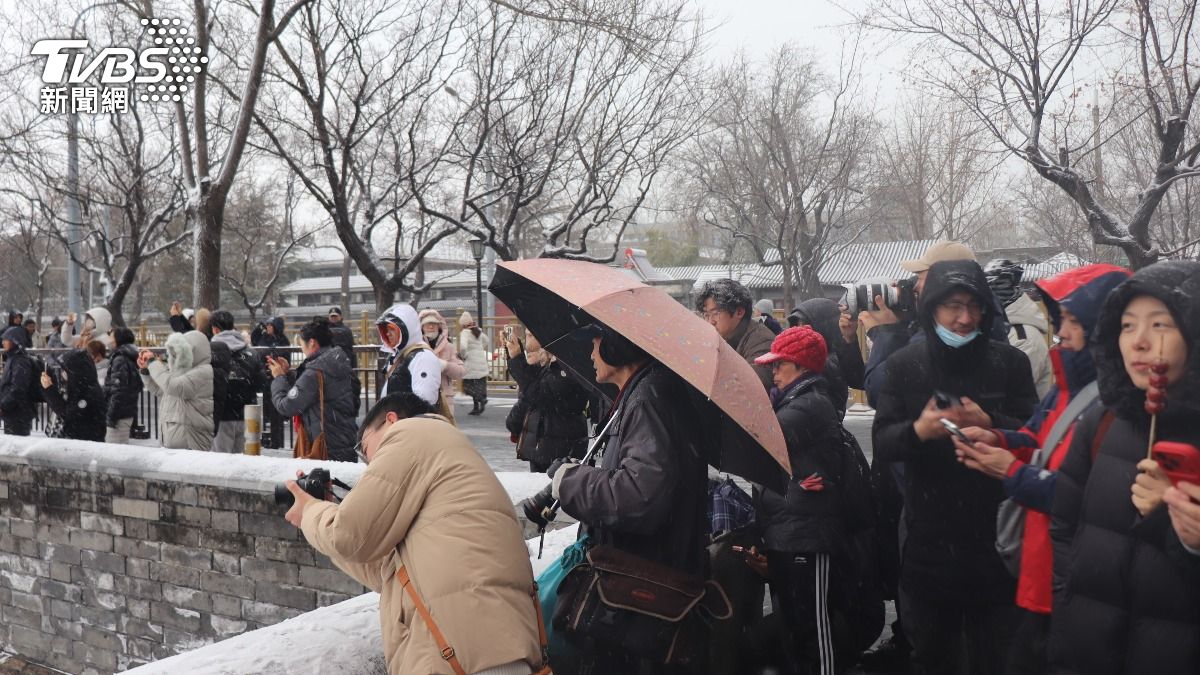 北京初雪吸破萬遊客!170人搶拍故宮美景慘摔 骨折急送醫