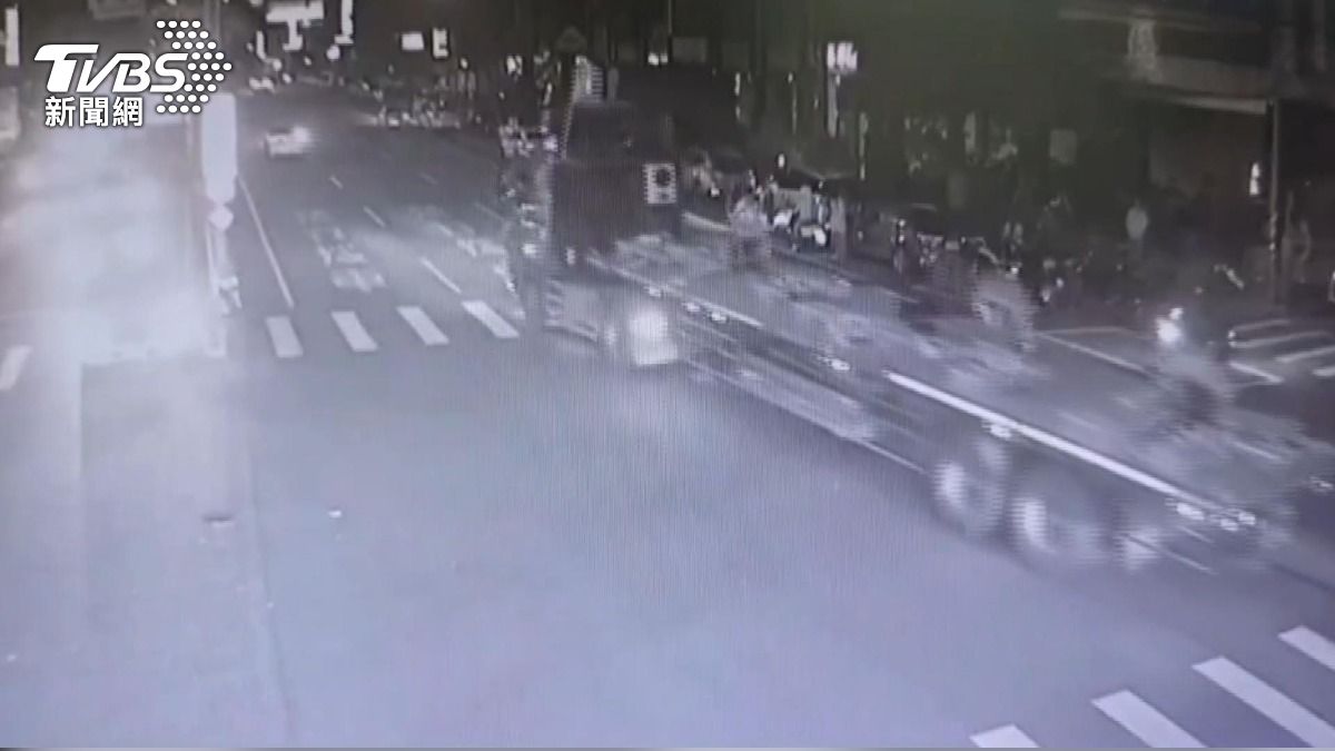 廟會違法放煙火 怕被罰「炮車」跑給消防追 事後留滿地垃圾