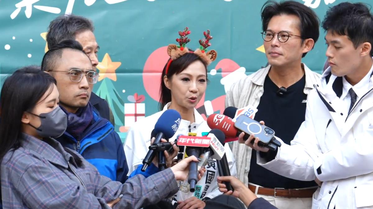 不甩李有宜退黨風暴 黃國昌現身蘆洲「同框子弟兵周曉芸」