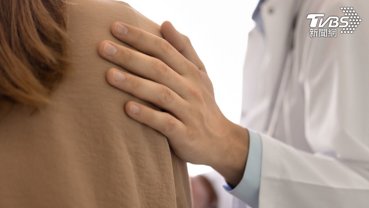 男學生「拍肩安慰」遭控性騷擾 網友看法兩極