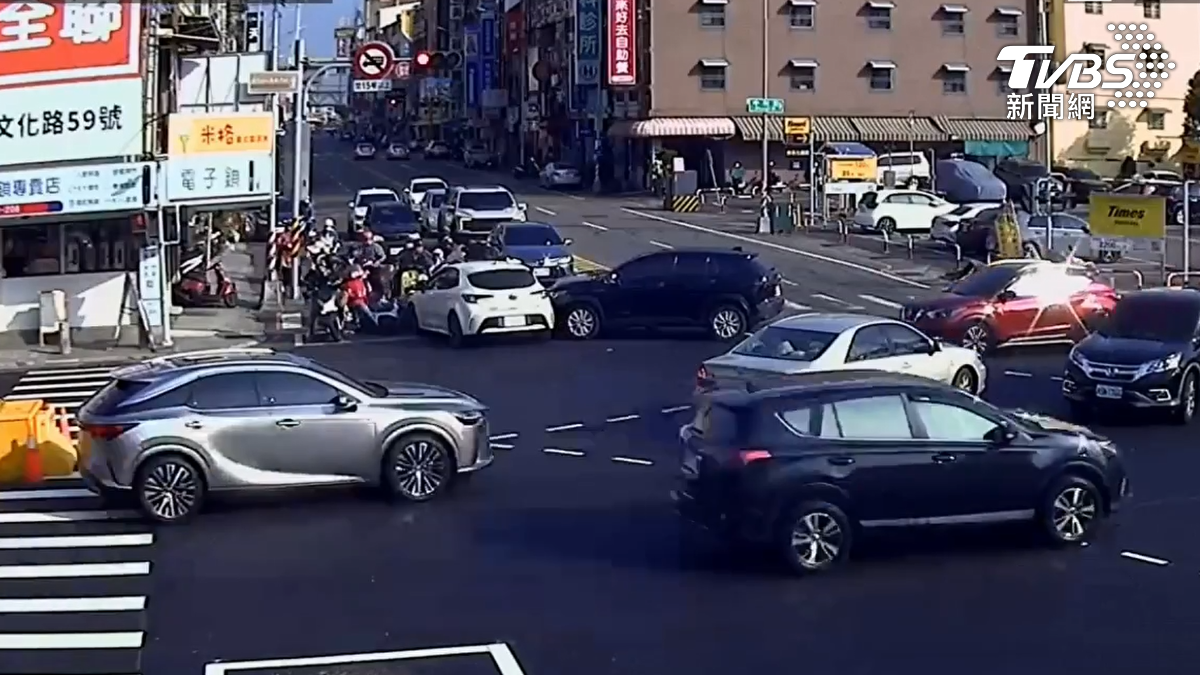 多急?女「無視直行車」硬左轉 釀「5車連撞」 6人傷