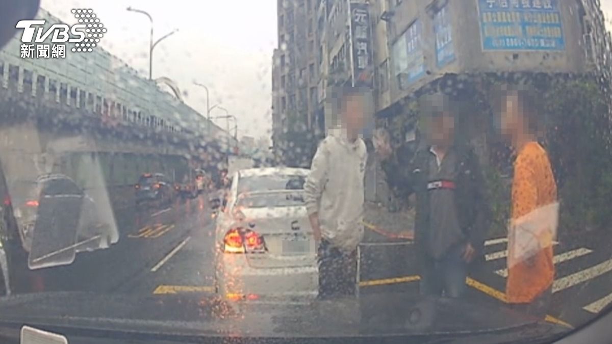 去旁邊吵啦!路中央敲窗理論「擋後車」 互拍叫囂提告