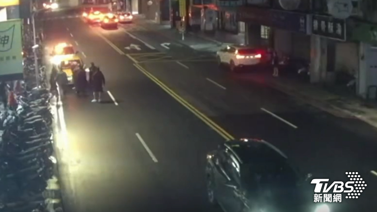 小手勢爆衝突!雙方互看不順眼 KTV門口鬥毆上演全武行