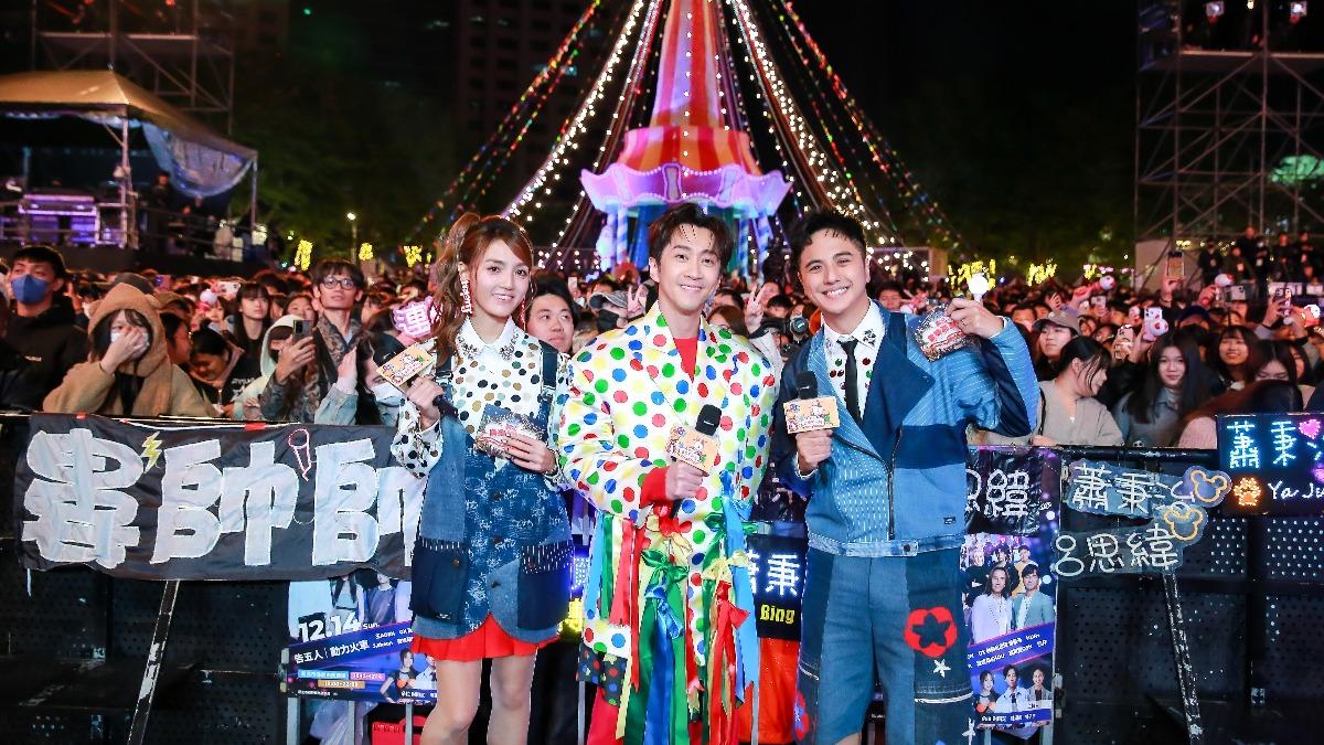 上萬民眾塞爆耶誕城!陳漢典扮成「耶誕大禮」開場 告五人6夯曲連發