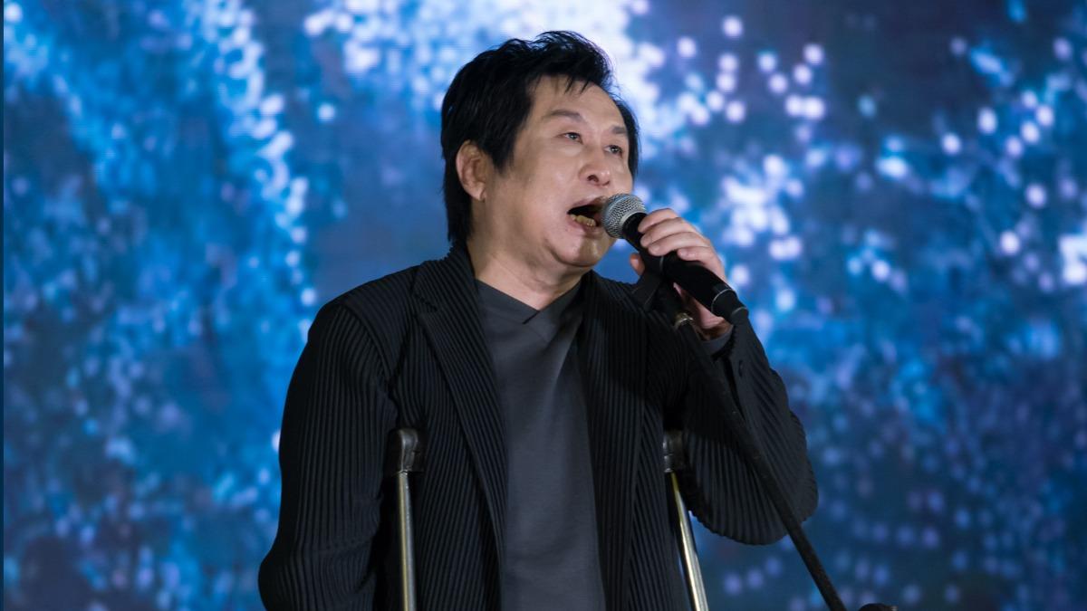 63歲男星爆赴陸「連滾帶爬」開轟! 拄拐杖露面嘆:野蠻文明無法溝通