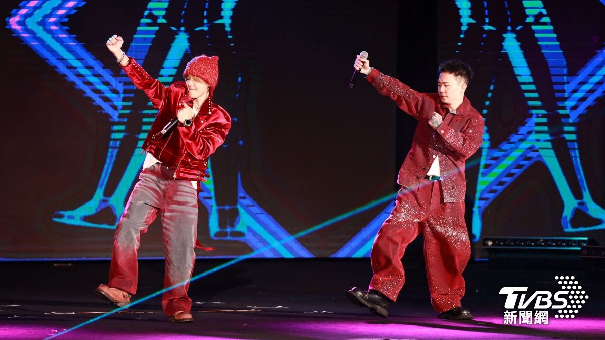 鼓鼓拋震撼!新北耶誕城放送「限定大禮」 蕭秉治臉頰愛心暖歌迷