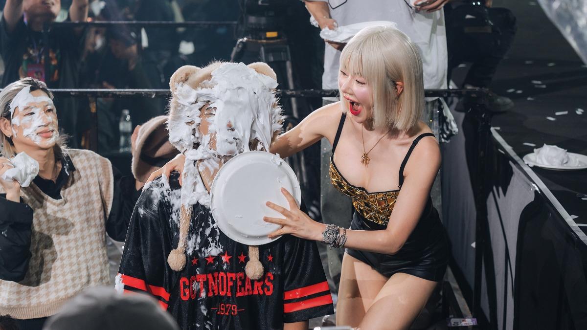 史上第一人!羅志祥小巨蛋直接「洗澡」洩腹肌 超狂畫面曝光