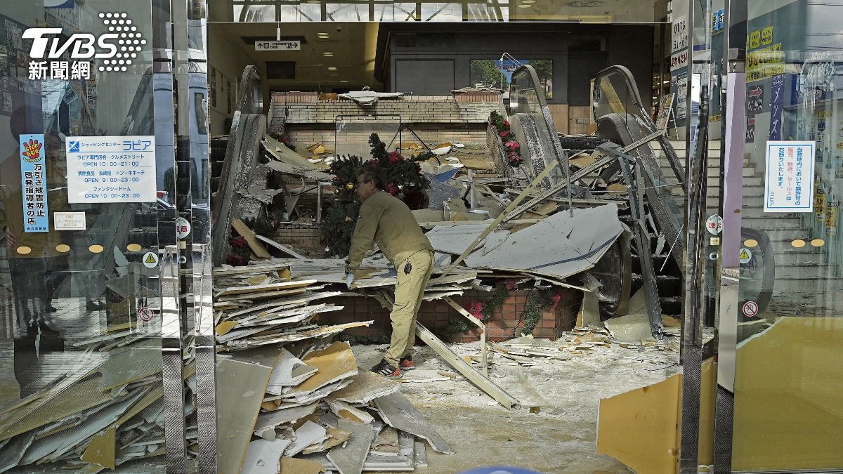 地面被震出大縫!日本八戶港1/3碼頭癱瘓 500貨櫃卡住