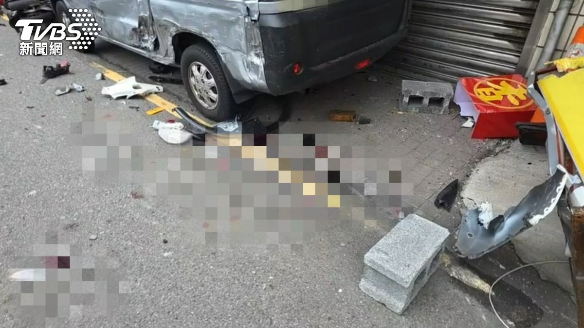 圖／基隆毒駕暴衝，沿路衝撞8機車波及攤販。（TVBS 提供）