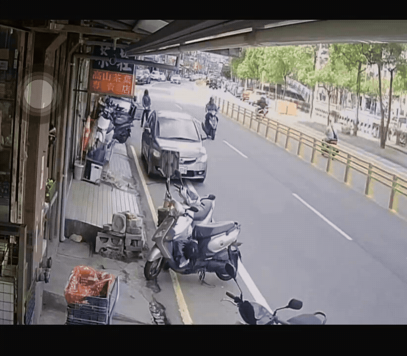 圖／基隆毒駕暴衝，沿路衝撞8機車波及攤販。（TVBS 提供）