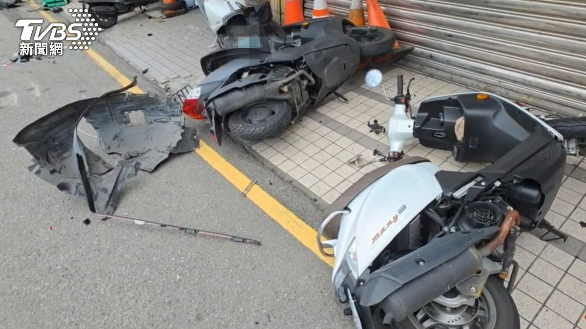 圖／基隆毒駕暴衝，沿路衝撞8機車波及攤販。（TVBS 提供）