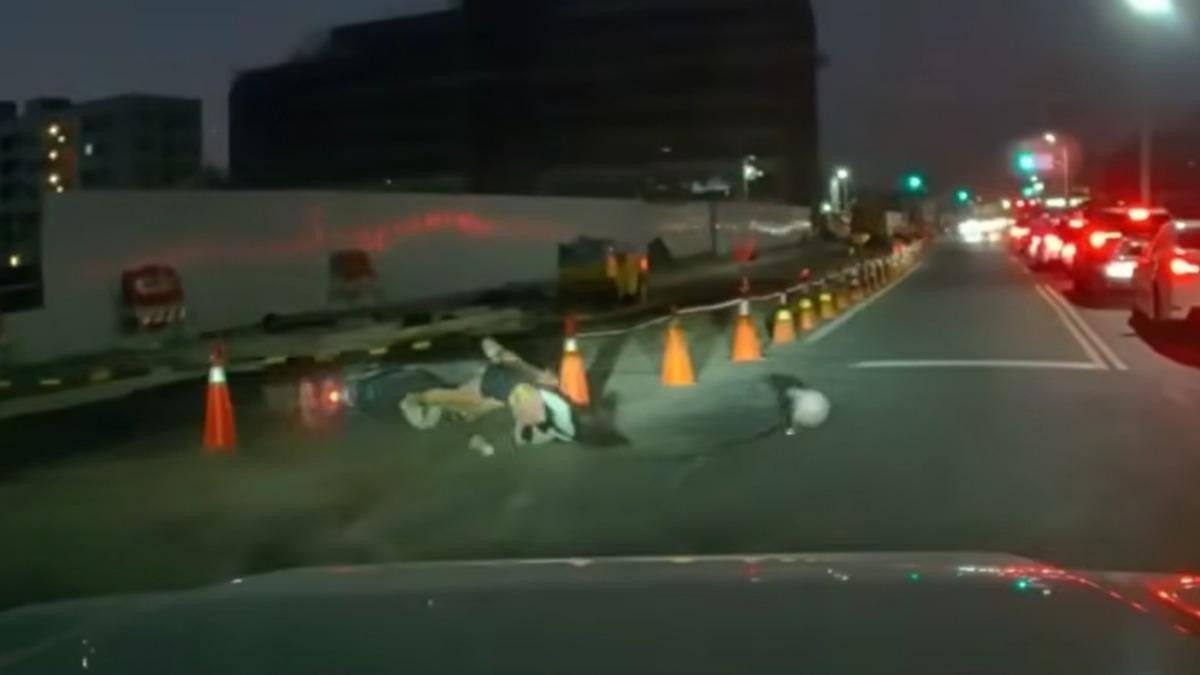 台南短褲妹慘摔畫面曝!逆向超車撞左轉小客 下秒噴飛翻滾送醫