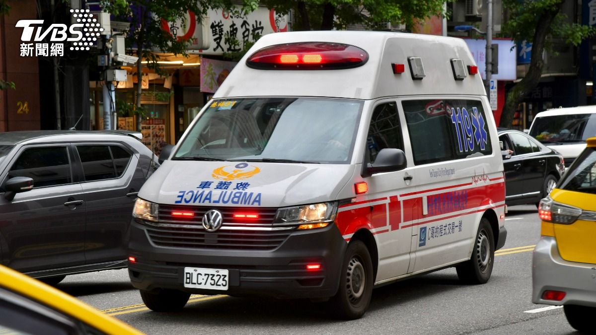 快訊/北市外送員突「倒臥機車旁」無呼吸心跳 緊急送醫救回一命