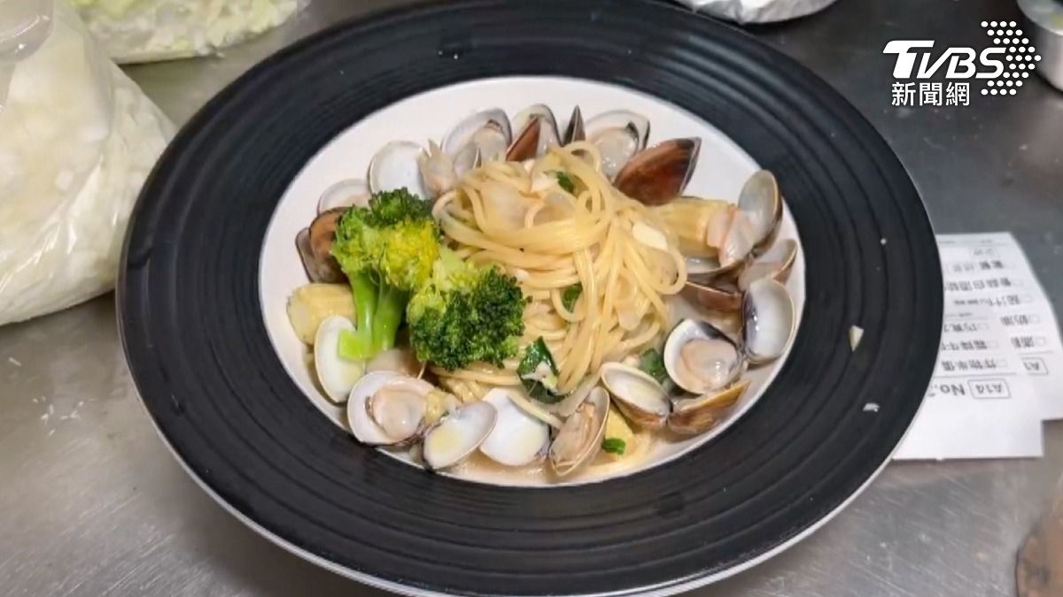 老闆怎賺?白酒蛤蜊麵120元 自助餐還有「65元雞腿便當」