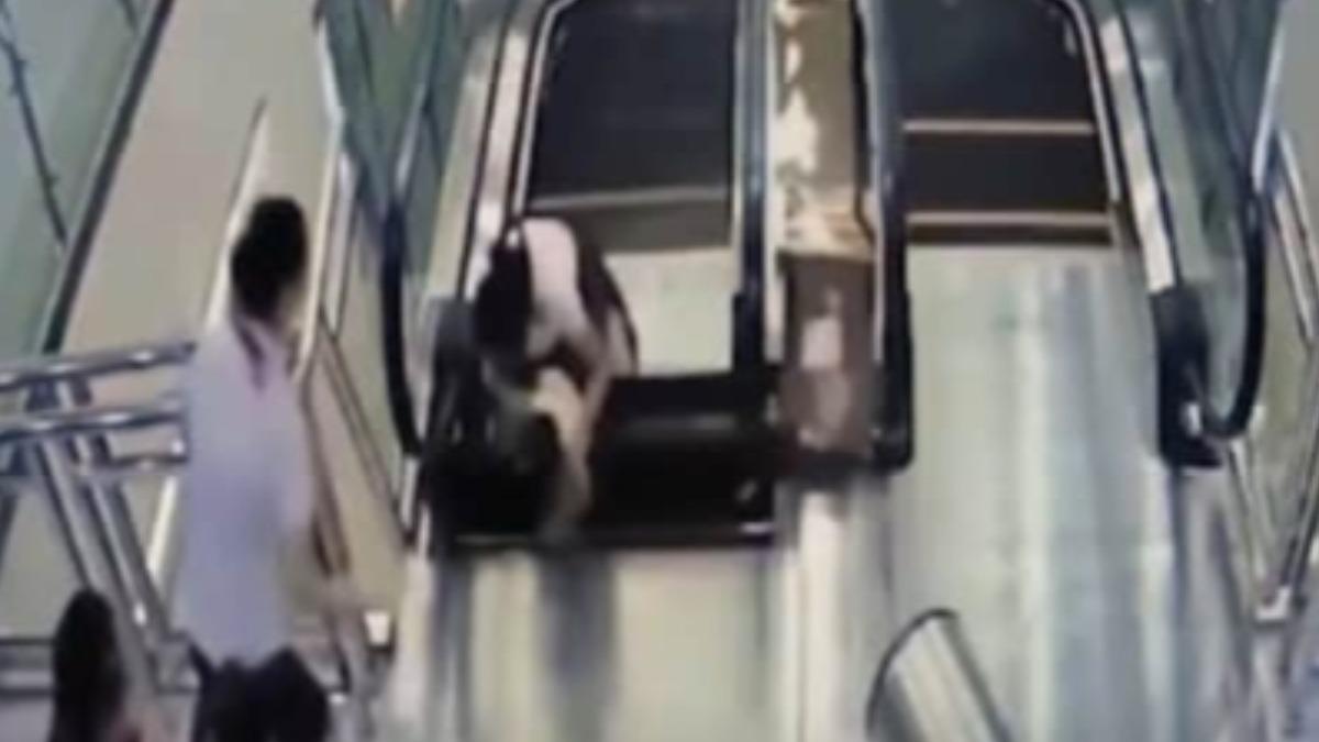 電扶梯破洞絞死她!網急喊「別踩第2塊」 專家曝真相