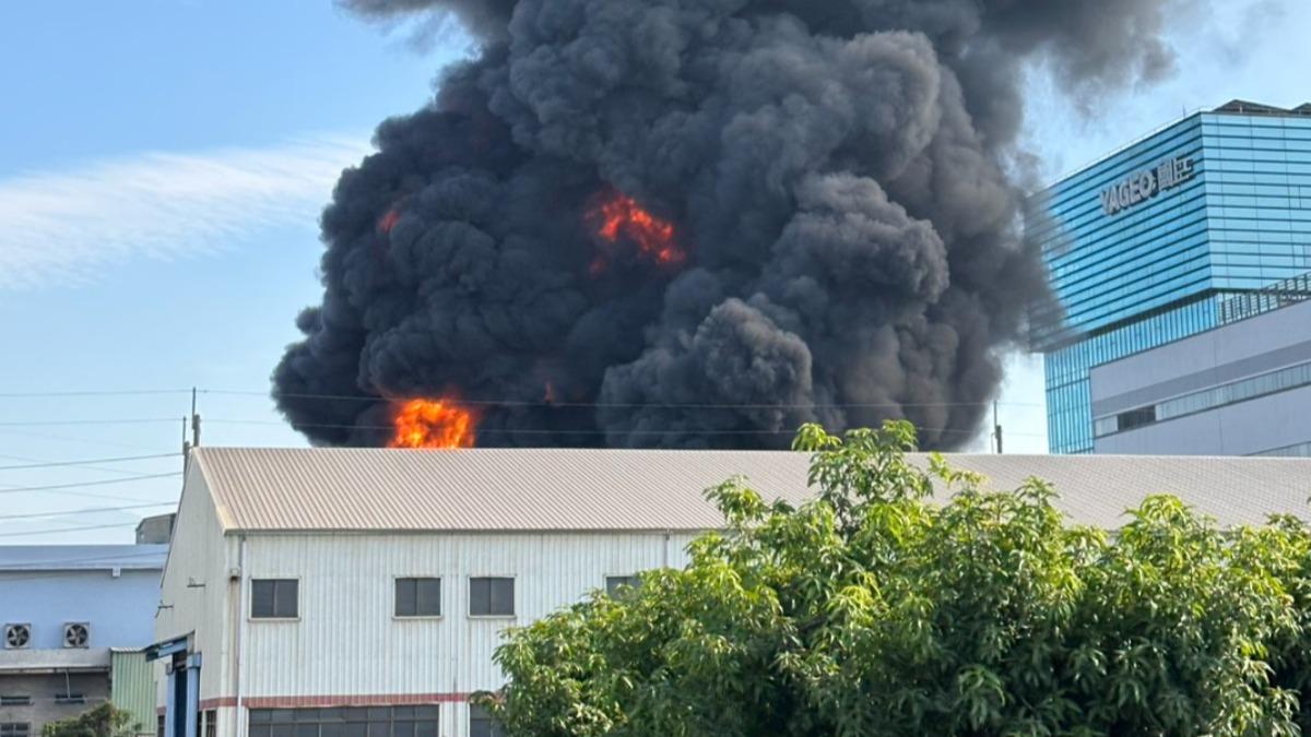高雄大發工業區火災!塑膠廠全面燃燒竄濃黑煙 大寮、新園快關窗