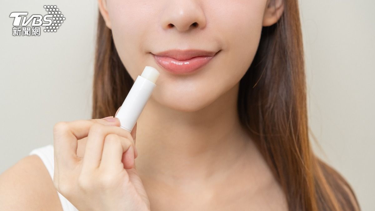 冬季嘴唇狂乾裂?韓網紅授護唇膏正確塗法 一票驚:錯了幾十年