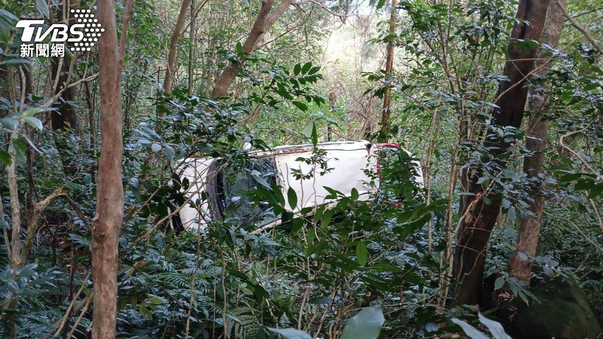 疑煞車失靈!瑞芳小客車暴衝「墜落山谷」 女駕駛全身擦挫傷