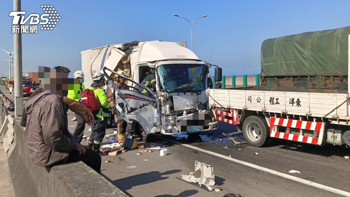 台61貨車突失控毀護欄追撞2車 車廂變形駕駛夾困