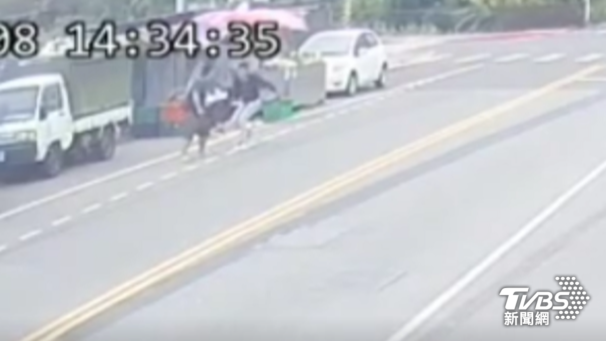 醉漢攤販前嘔吐遭喝止 不滿被罵情緒失控朝老闆砍2刀