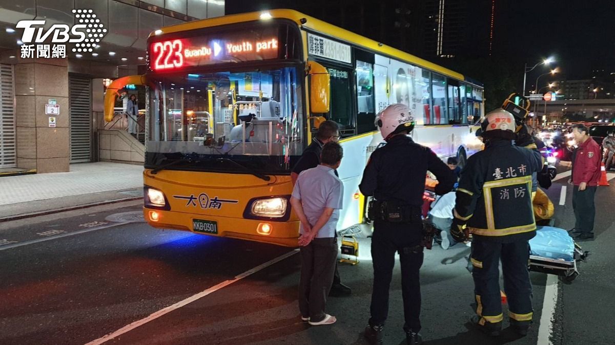 北市重慶南路公車、單車碰撞 70歲女騎士卡車底送醫不治
