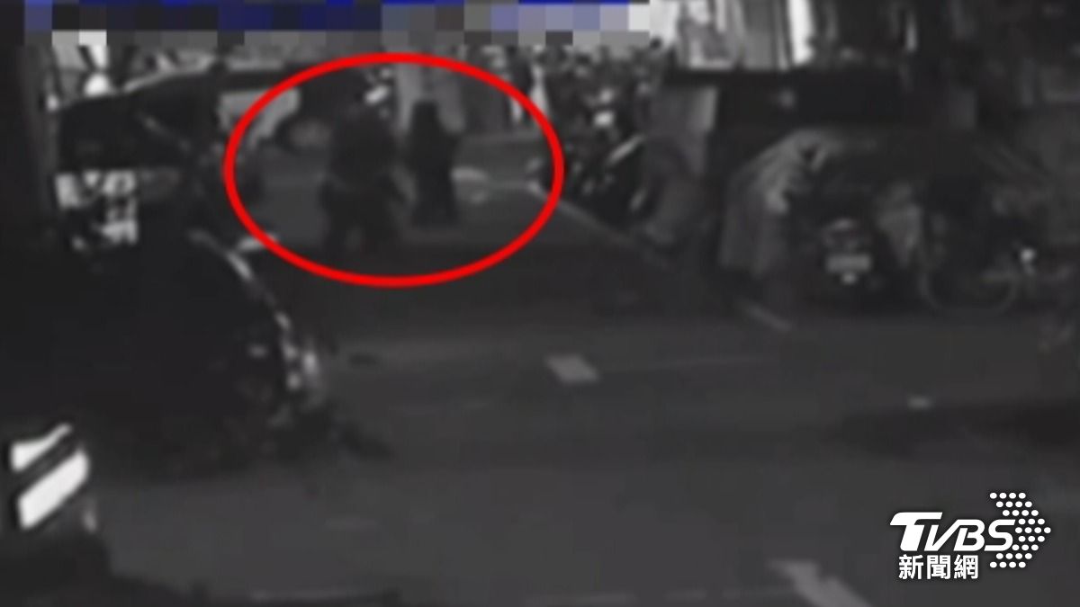 快訊/板橋驚傳捅人案!男僅因擦撞遭刺2刀 鮮血四濺倒地