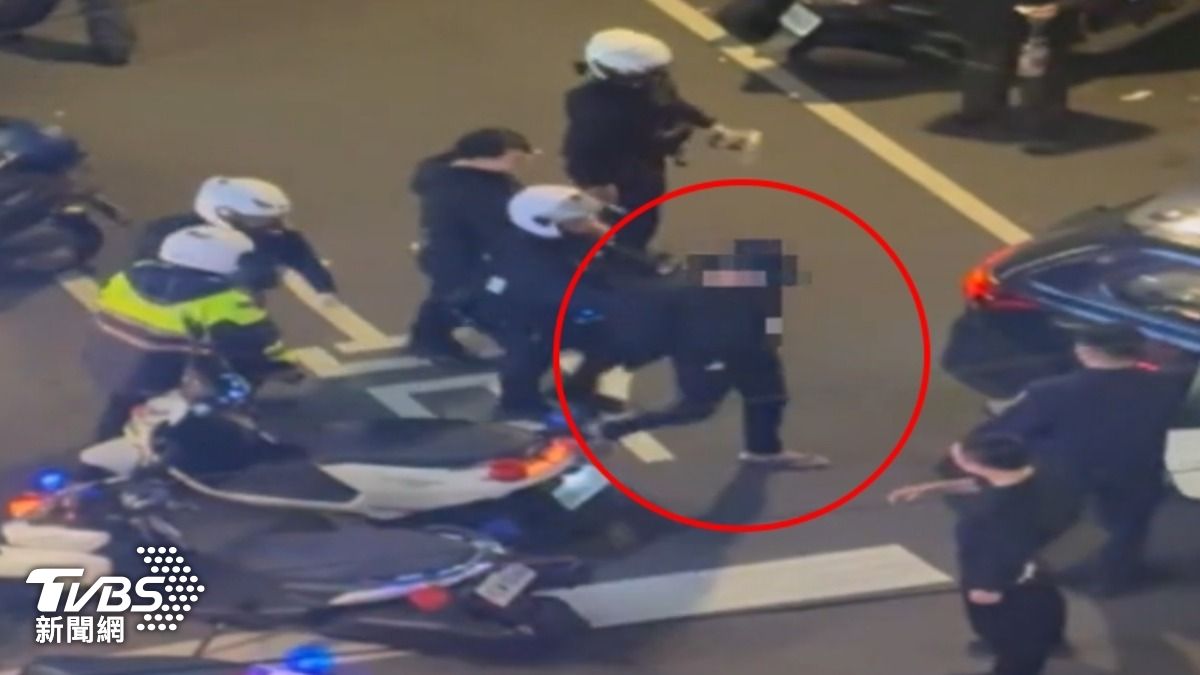 疑不滿走路擦撞爆口角!男持刀猛刺 涉殺人未遂遭壓制