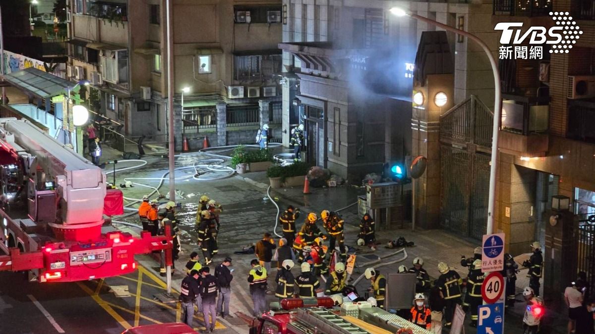 濃煙竄出!市民大道露營用品店凌晨失火 疑電線短路釀禍引祝融