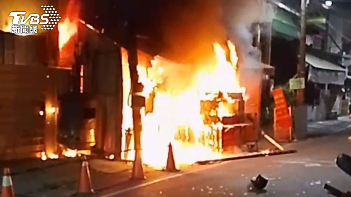 高雄大寮深夜火災!「越南小吃攤車」猛竄烈焰 3女驚逃