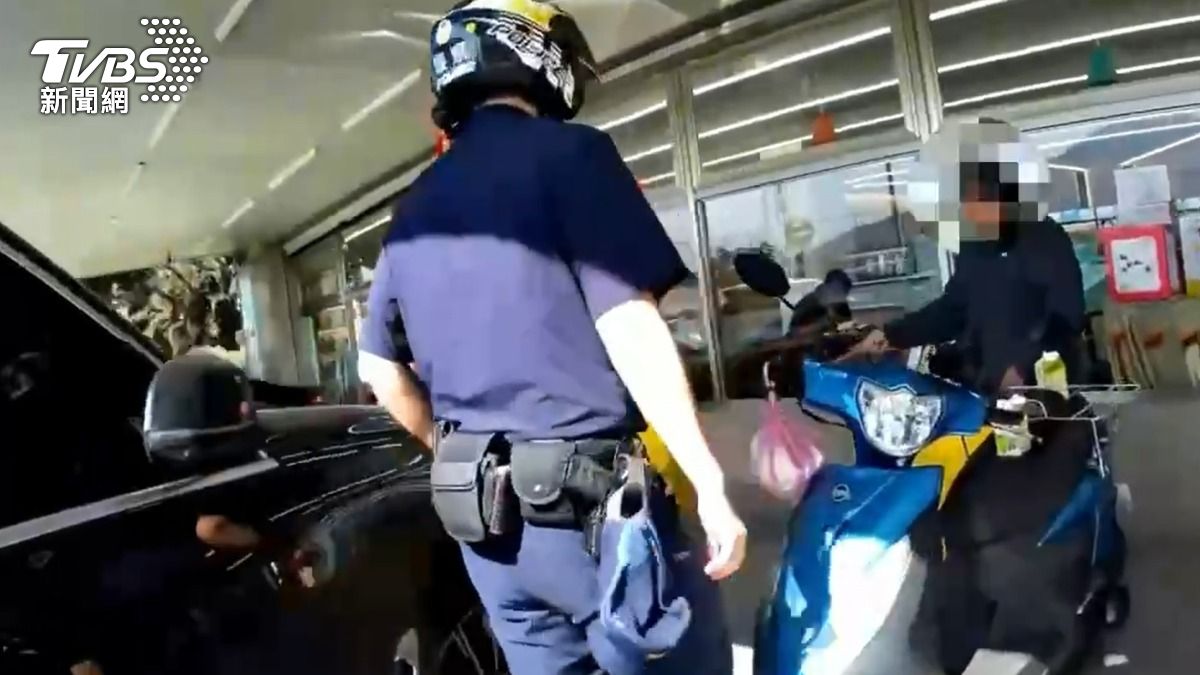 淡水驚見斧頭幫?阿北大街揮斧「念念有詞」 網驚:跟鬼輸贏