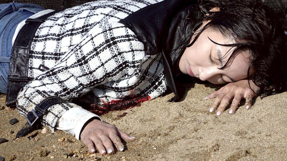 真人版娜美被打趴!張家瑋激烈纏鬥「倒臥海邊」 驚險畫面曝光