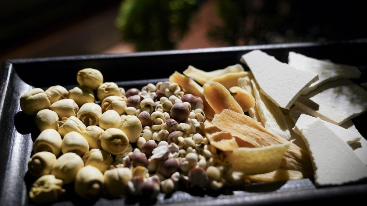 連日吃麻油、薑母補湯!3旬女滿臉痘痘 醫:盲從進補反傷身