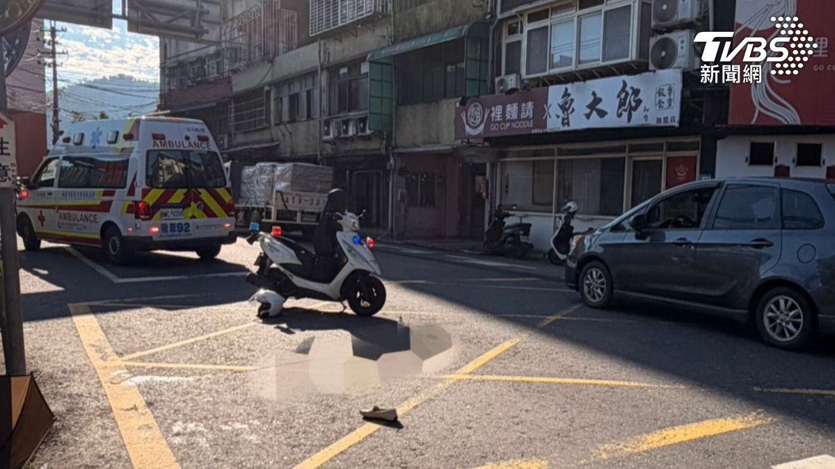 三峽雙載機車猛撞行人 6旬嬤鞋噴飛「肋骨斷7根」家屬心碎