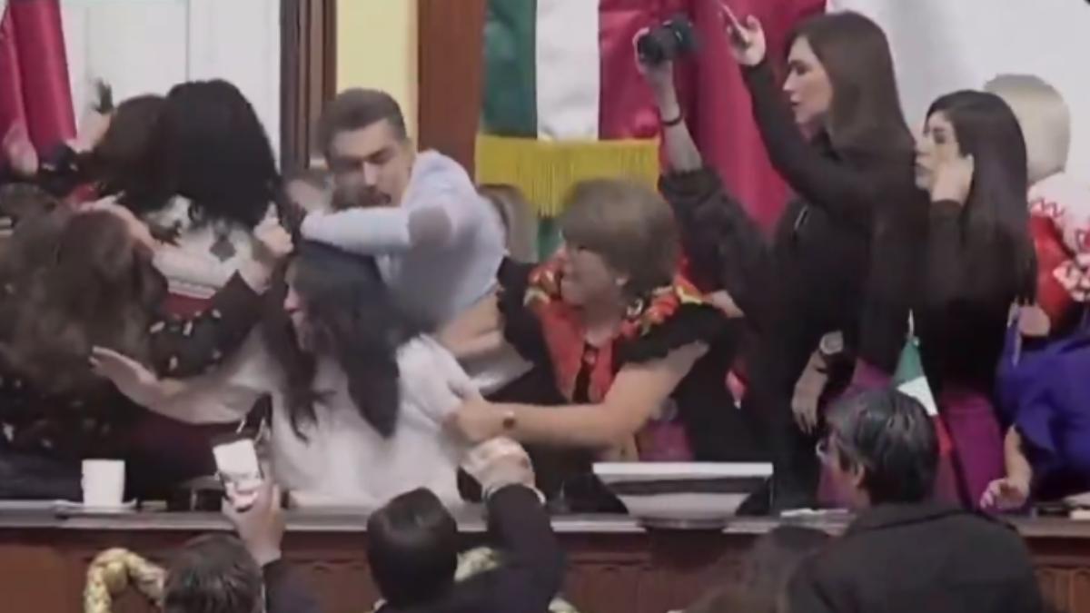 墨西哥國會成擂台!女議員打群架 互扯頭髮、肘擊樣樣來
