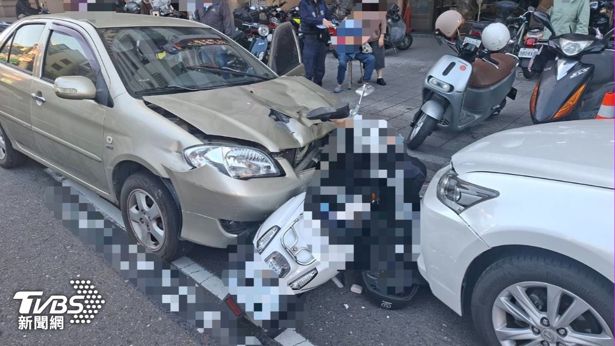 高雄77歲駕駛逆向暴衝！雙載母子「撞成夾心」送醫搶救