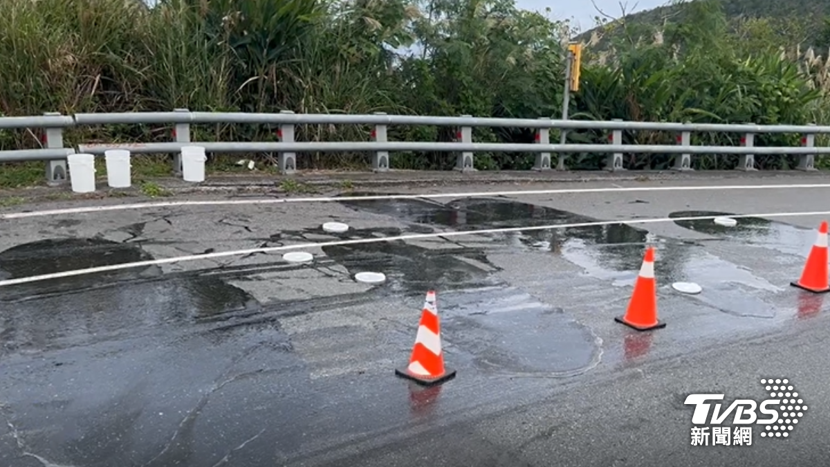 路面陷阱!2騎士打滑摔傷 竟是11桶麥芽糖漿打翻釀禍