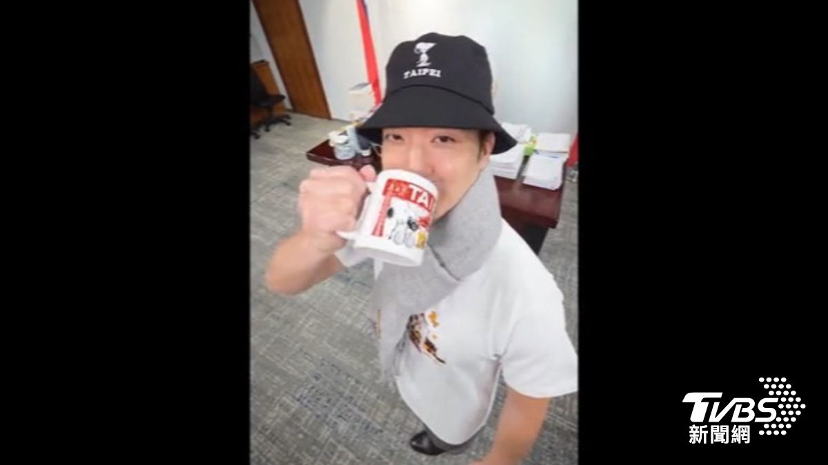 跟「提帽挑戰」! 蔣萬安穿跨年聯名史努比耍Q