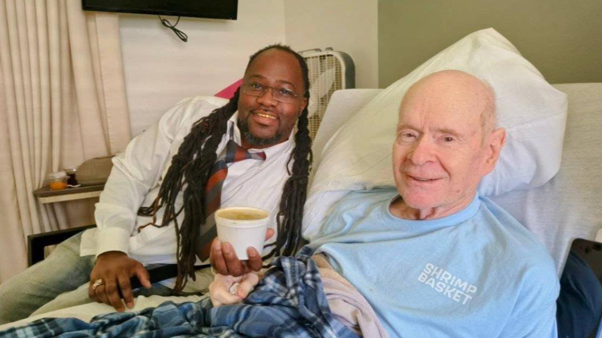 10年天天報到!78歲常客突失聯 美廚師憑直覺登門救命