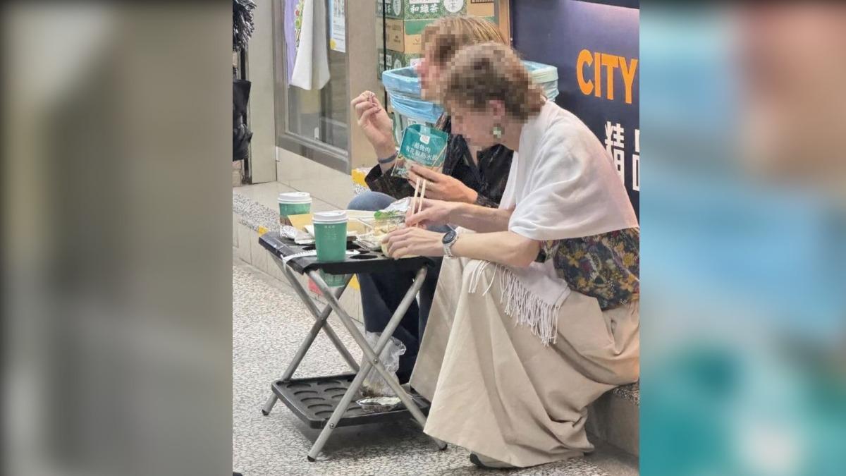 老外「傘架當餐桌」超商外開吃!逾7萬人笑翻:洋相還得洋人出