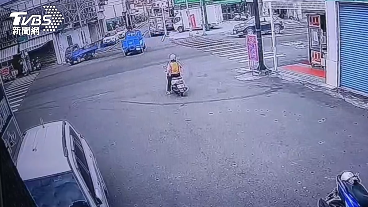 貨車闖紅燈失控甩尾!直衝入麵攤 機車也遭殃