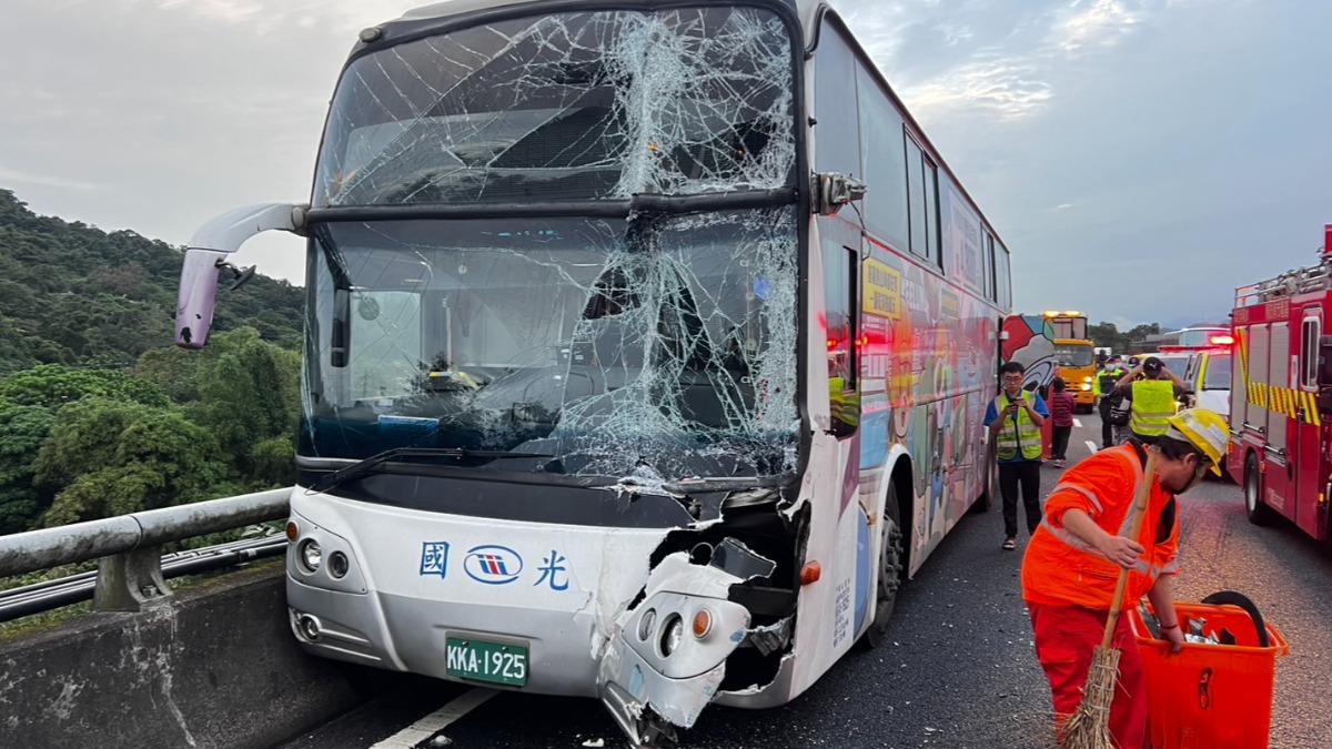 國1南下五堵追撞車禍!國光客運6人送醫 回堵約6公里塞爆