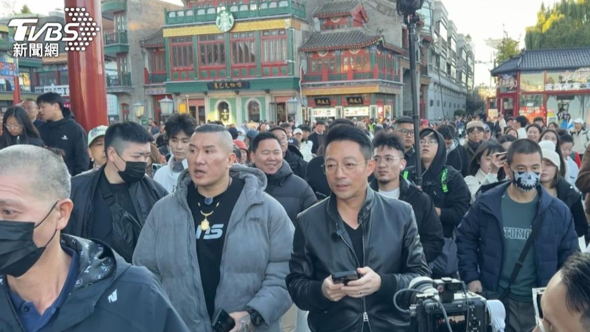 圖／館長陳之漢（左）赴中再次合體汪小菲（右）品嘗當地美食。（TVBS 提供）