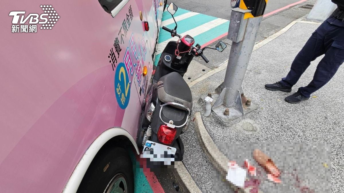 新店公車、機車轉彎碰撞 6旬婦「腳踝遭夾斷」血濺一地
