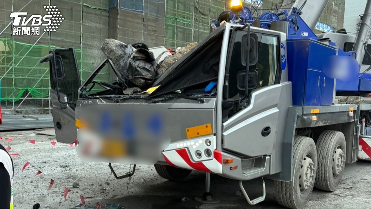 高雄台積電廠區出事!吊掛太空包突斷 重砸吊車「頭凹V型」