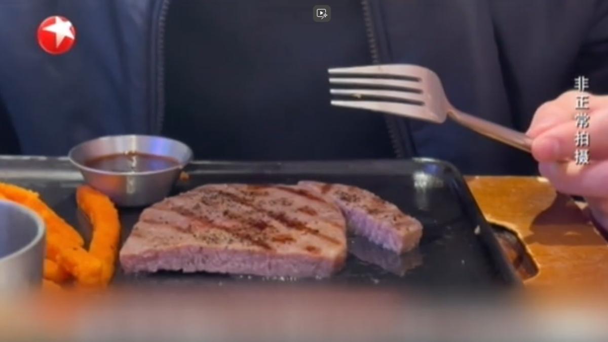 大陸必勝客牛排吃起來像「肉末混果凍」 店員坦承:是打碎後合成的