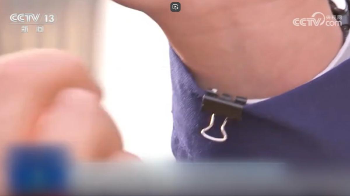 「常被電」乾冷天惱人靜電 消防教你小撇步!袖口夾這小物能避免